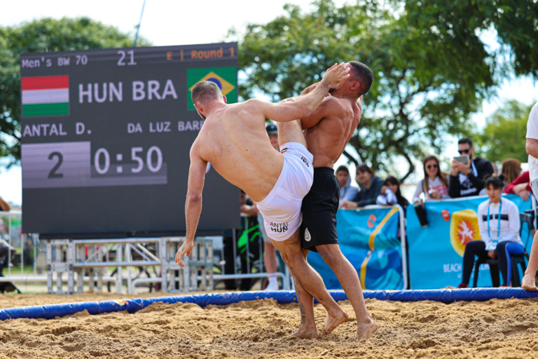 Read more about the article Olimpiai sportág lehet a strandbirkózás?