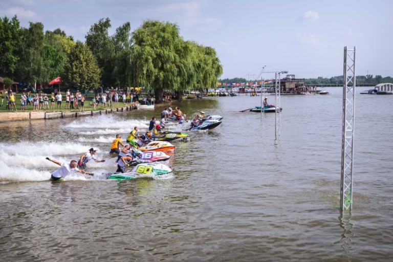 Read more about the article Jet-ski Magyar Nagydíj – Rekkenő hőségben jól kezdtek a magyarok!