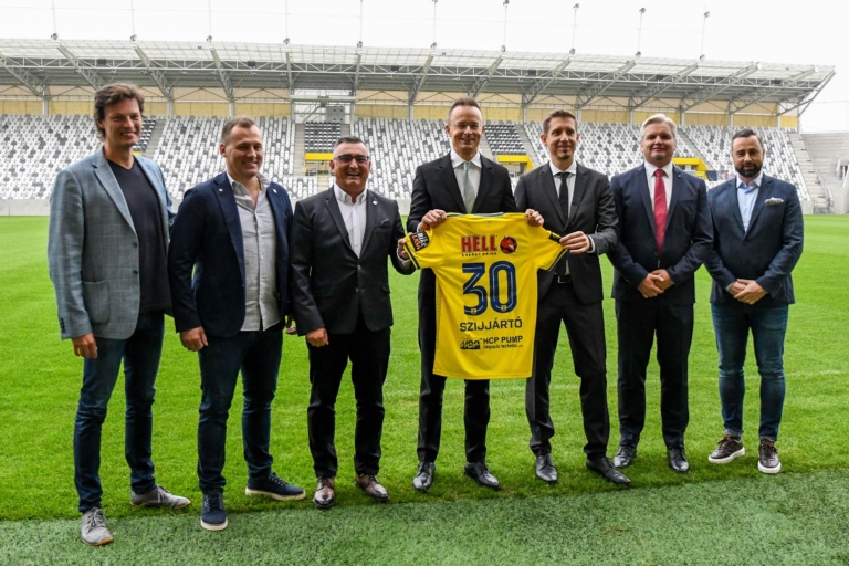 Read more about the article Szijjártó Péter a kassai stadionba is ellátogatott