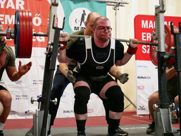 Read more about the article Bajnokokat avattak az erőemelőknél