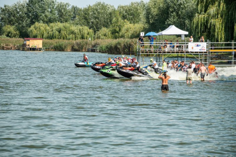 Read more about the article Startol a jet-ski szezon