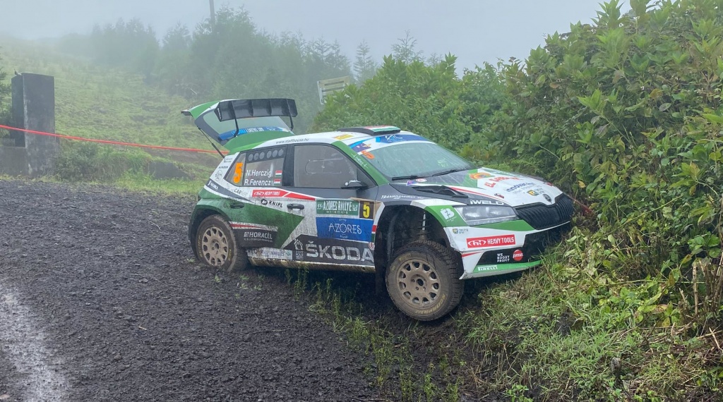 Read more about the article Azori-szigeteki Rallye –  Herczigék kicsúsztak, a szuper rali adta keretek között folytatják