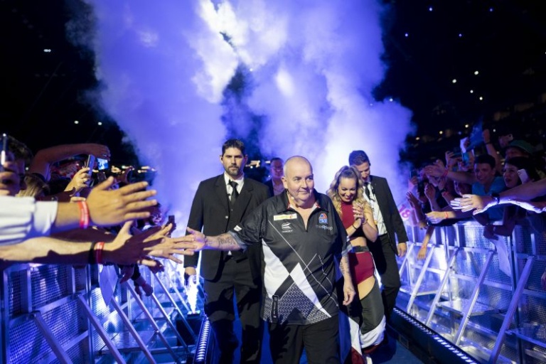 Read more about the article Elsöprő holland siker – Kétszer is Raymond van Barneveld győzött