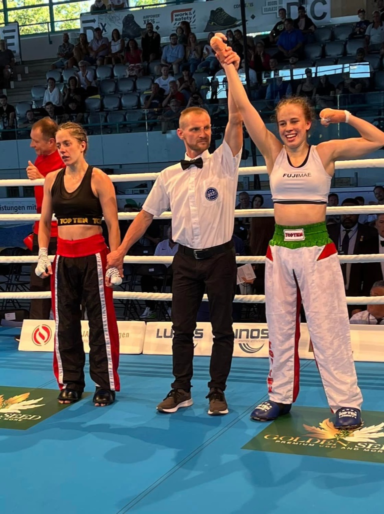 Read more about the article Nemzetközi profi kick-box bajnoki címet nyert Szegfi Zsanett