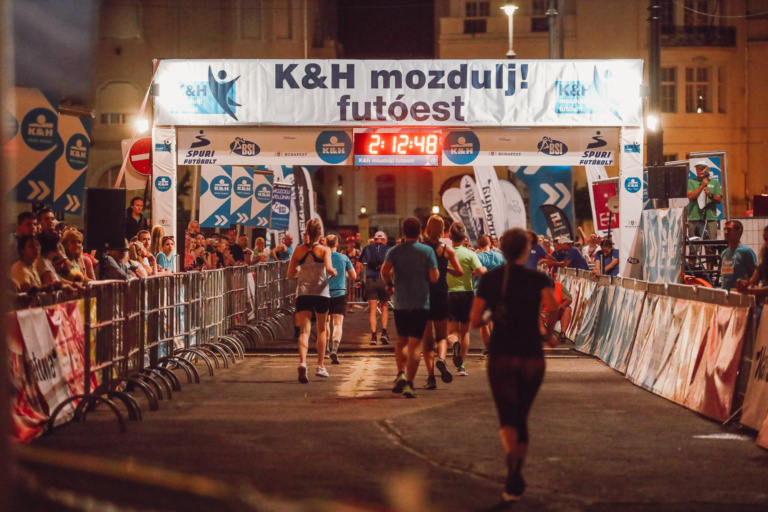 Read more about the article Futóhősök a Hősök terén