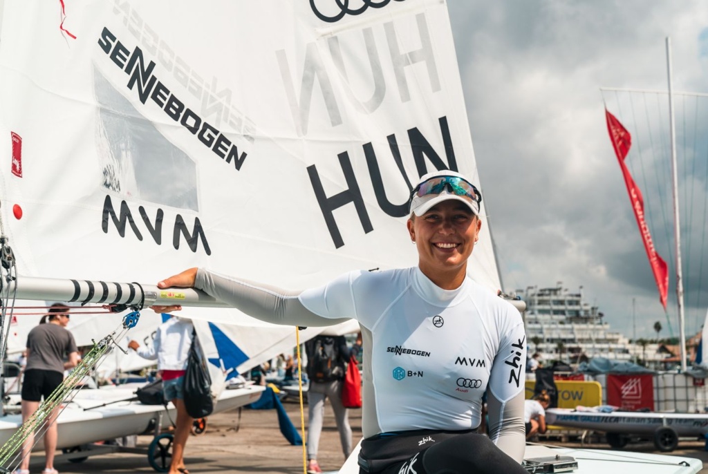 Read more about the article Vitorlázás – Érdi Mária a párizsi olimpia vitorlásversenyeinek helyszínén hatodik lett a világ legjobbjait felvonultató mezőnyben