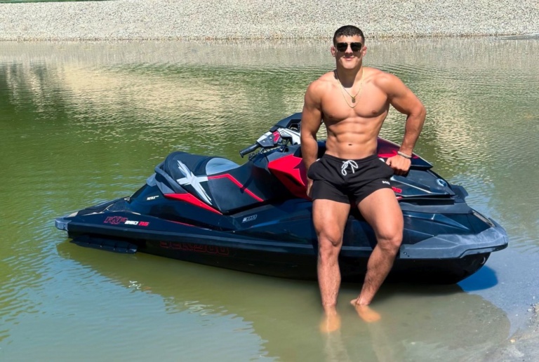 Read more about the article Rabul ejtette a jet-ski a birkózók üdvöskéjét