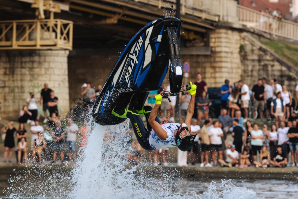 Read more about the article Jet-Ski Magyar Nagydíj: Hatalmas freestyle show-val megnyitották az Eb-t és a vb-t Győrben