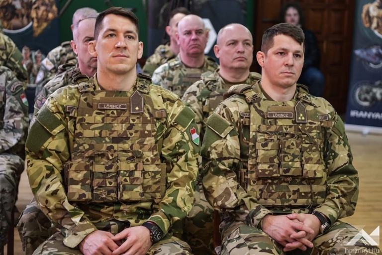 Read more about the article Lőrinczék példaképek a szőnyegen és egyenruhában is