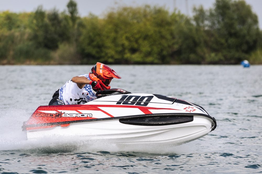 Read more about the article Startolt a vízi adrenalinbomba: Látványos nyitány Győrzámolyban a jet-ski Európa-bajnokságon és junior világbajnokságon